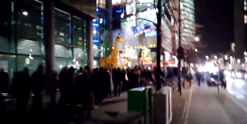 Migliaia di persone in fila a Potsdamer Platz l'altra notte