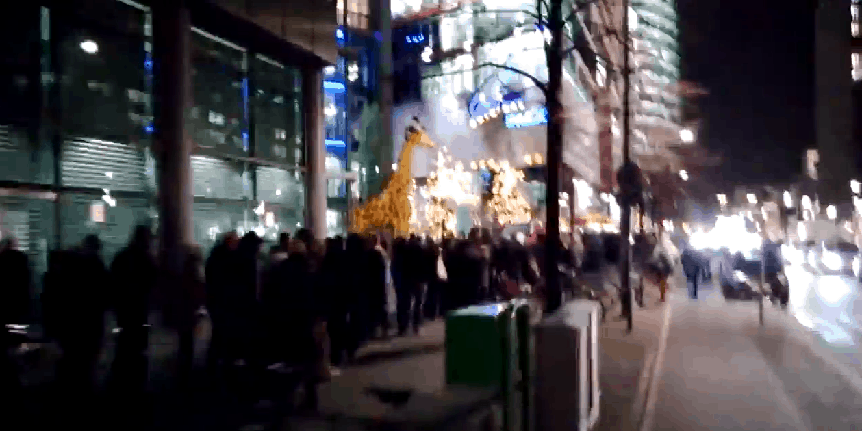 Migliaia di persone in fila a Potsdamer Platz l'altra notte